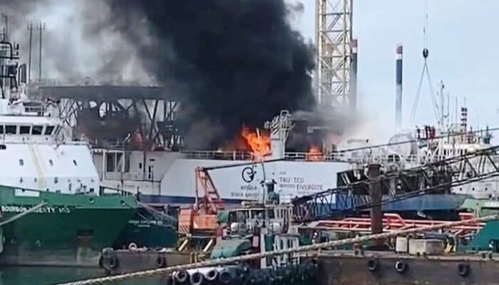 Boat Deck MV Elsa Regent Terbakar di ASL Shipyard Batam, Api Berkobar Hampir Dua Jam