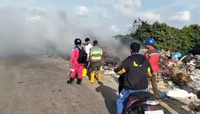 Asap Bakar Sampah TPS Dadakan di Pinggir Jalan Sei Lekop Picu Kecelakaan Pekerja Galangan, Satu Orang Luka di Kepala