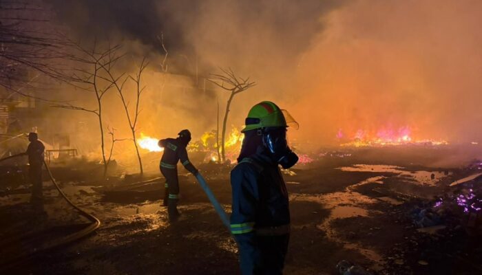 Kebakaran di Mega Legenda Batam Diduga Berasal dari Gudang Kayu Palet