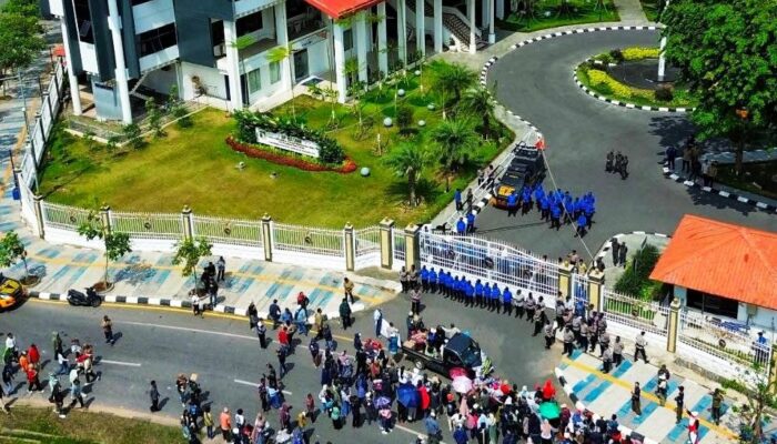“Sengkuang Kering!” Ratusan Warga Batam Turun Jalan Tuntut Air Bersih