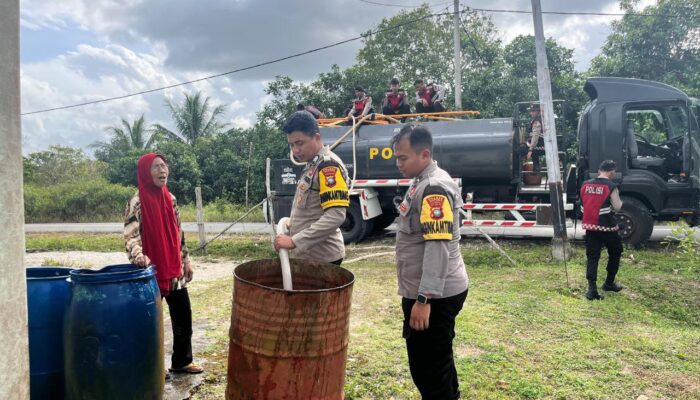 Polres Natuna Salurkan 8.000 Liter Air Bersih Gratis untuk Warga Desa Sungai Ulu
