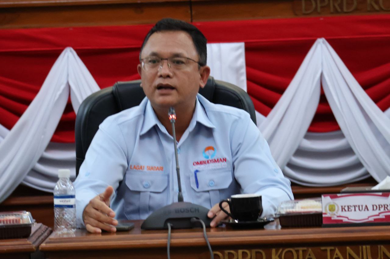 Kepala Ombudsman Kepri Lagat Siadari memberikan keterangan terkait kewajiban pembayaran THR 2026 tepat waktu