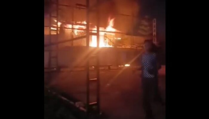 BREAKING NEWS: Ledakan Beruntun Gegerkan Warga Bengkong Telaga Indah, Toko Wily Ludes Terbakar