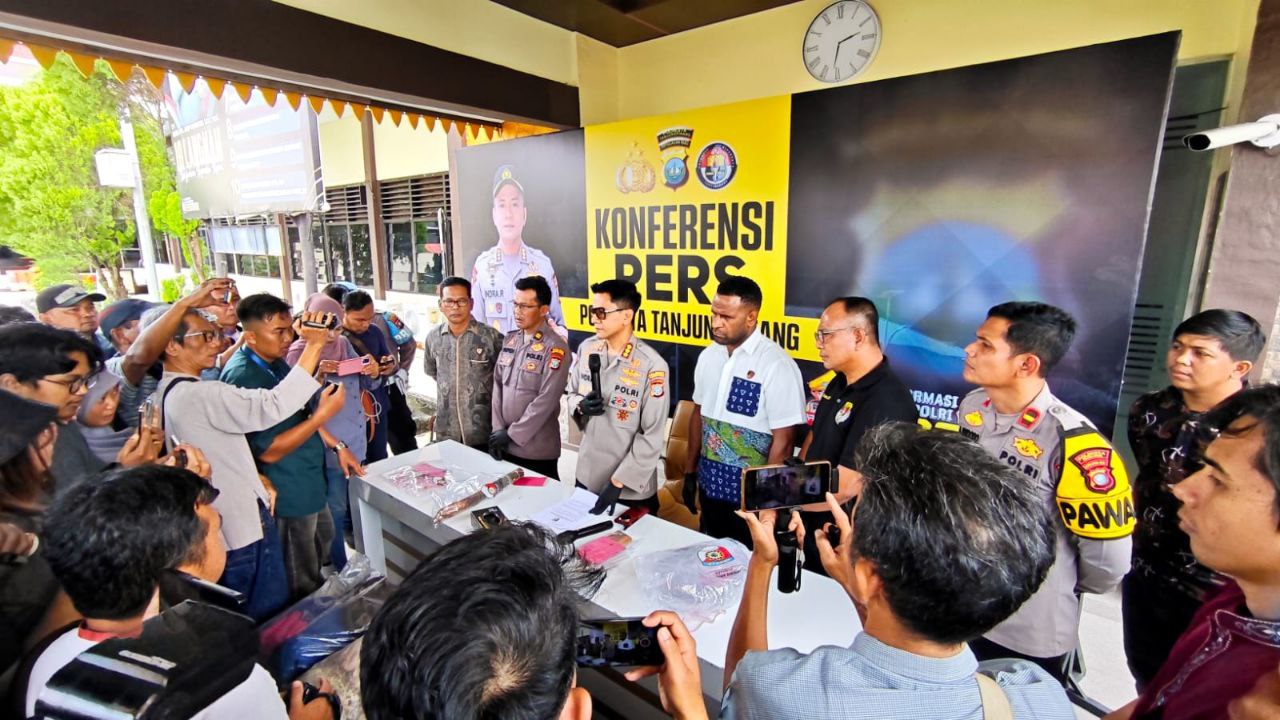 Konfrensi pers kasus pembunuhan di Tanjungpinang.