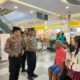 Personel polda kepri melakukan pemantauan di mega mall