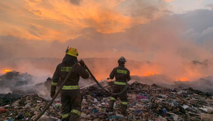 Neraka Sampah Membara di TPA Punggur Batam, Api dan Asap Menyergap Petugas