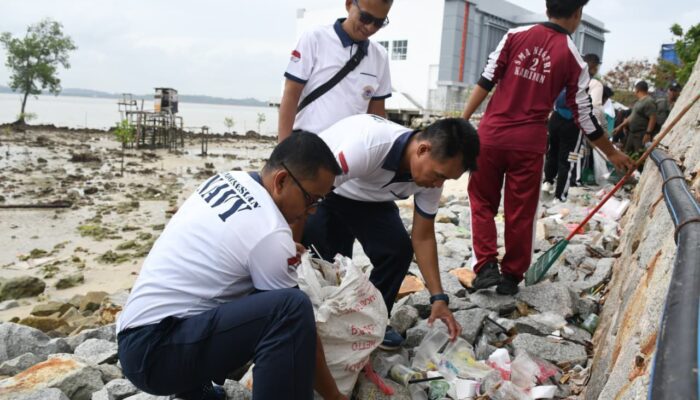 Lanal TBK Inisiator Bersih Pantai Dalam Rangka Indonesia Asri
