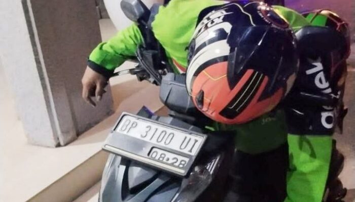 Ojol di Batam Ditemukan Meninggal Tertunduk di Atas Motor