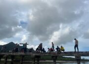 Akses Vital Nyaris Ambruk, Polres Natuna dan Warga Gotong Royong Perbaiki Jembatan Nelayan di Serasan