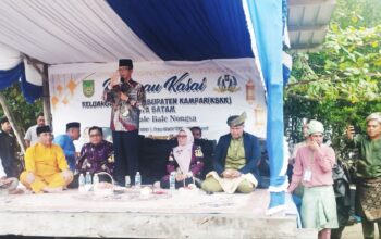 Wali Kota Batam Amsakar Achmad memberikan sambutan di acara Mandi Balimau Kasai di Pantai Bale-Bale, Kecamatan Nongsa, Kota Batam, Selasa (17/02/2026)