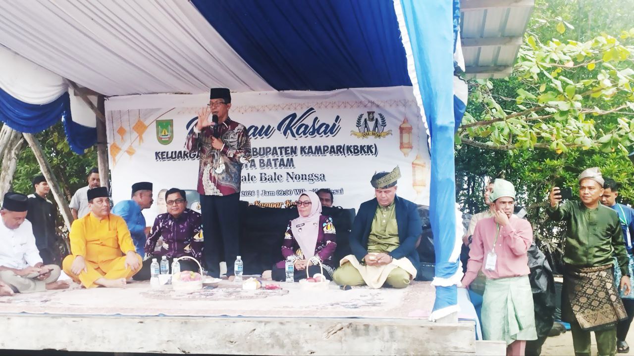 Wali Kota Batam Amsakar Achmad memberikan sambutan di acara Mandi Balimau Kasai di Pantai Bale-Bale, Kecamatan Nongsa, Kota Batam, Selasa (17/02/2026)