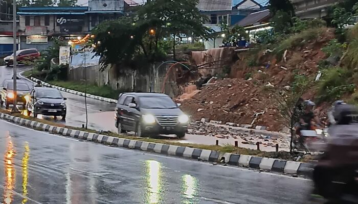 Janji Manis Penanganan Longsor Bengkong Baru: Setengah Tahun Terbengkalai, Kini Jadi ‘Wisata Air Terjun’ Lumpur