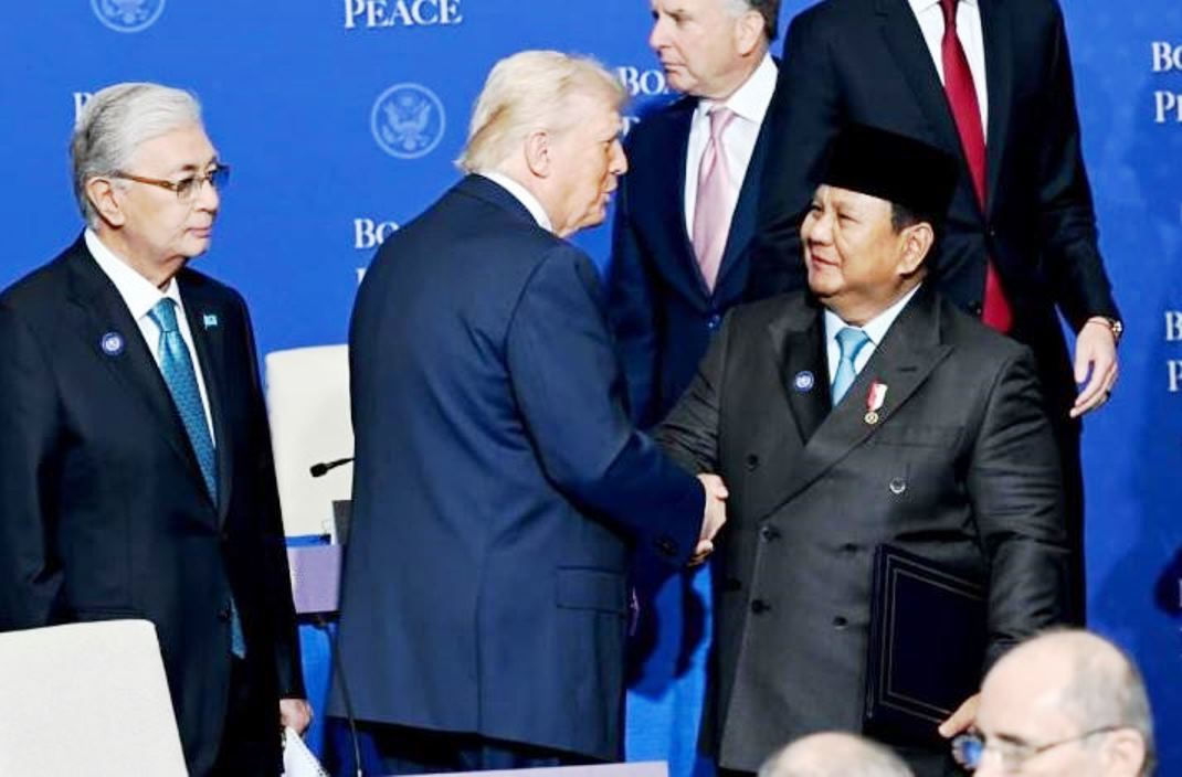 Presiden Prabowo Subianto saat berbicara dengan Presiden AS Donald Trump