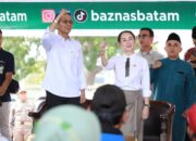 Amsakar Achmad & Li Claudia Chandra Salurkan Sembako untuk Disabilitas dan Pasukan Oranye Batam