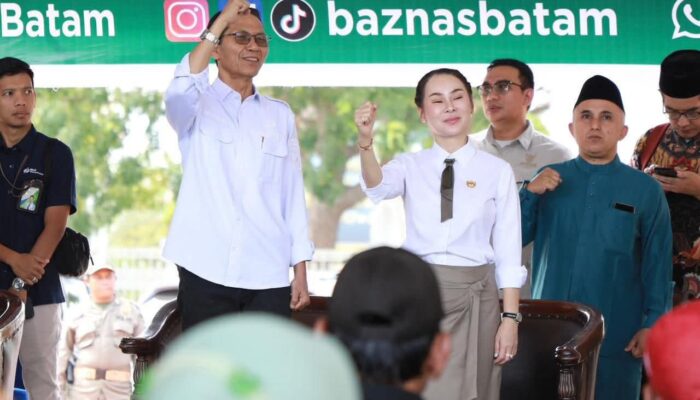 Amsakar Achmad & Li Claudia Chandra Salurkan Sembako untuk Disabilitas dan Pasukan Oranye Batam