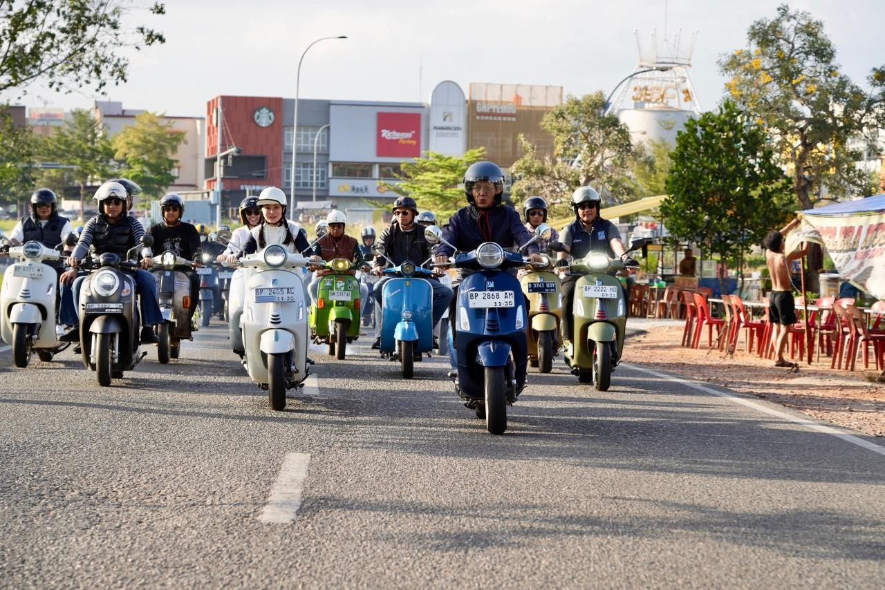 Konvoi komunitas Vespa Batam bersama jajaran pejabat Pemko dan BP Batam meninjau kondisi aspal dan marka jalan di rute Nagoya - Batam Centre