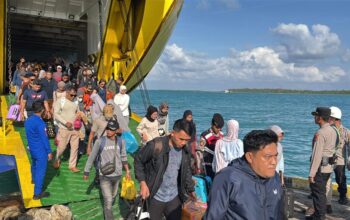 Kapolres Natuna AKBP Novyan Aries Efendie memantau penumpang turun dari KMP Bahtera Nusantara 01 di Pelabuhan Penagi.
