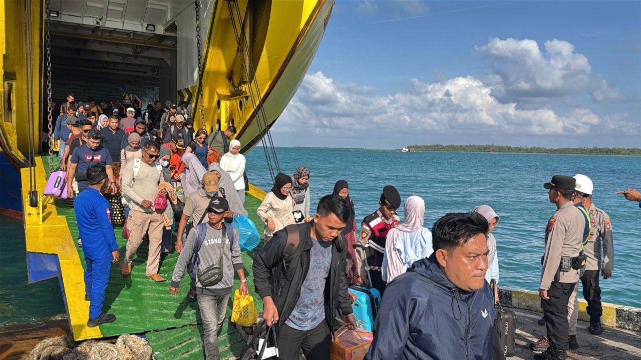 Kapolres Natuna AKBP Novyan Aries Efendie memantau penumpang turun dari KMP Bahtera Nusantara 01 di Pelabuhan Penagi.