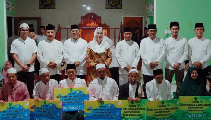 Bupati Natuna Cen Sui Lan Salurkan Zakat Pribadi Rp 250 Juta Saat Safari Ramadan di Air Lengit