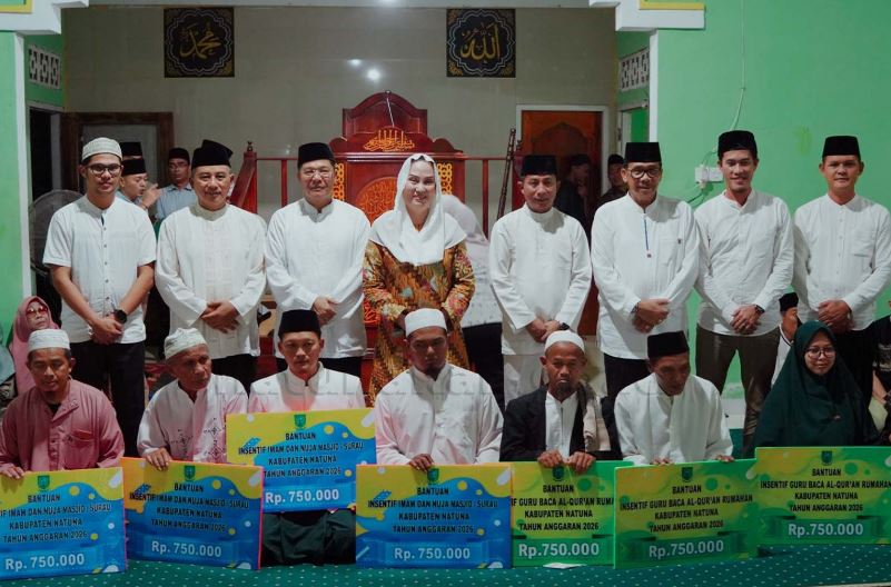 Bupati Natuna Cen Sui Lan di Air lengit Bunguran Tengah