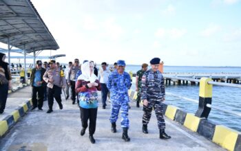 Bupati Natuna Cen Sui Lan dan Danlanud RSA Marsma TNI Onesmus Gede Rai Aryadi saat meninjau arus mudik di Pelabuhan Penagi Natuna