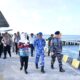 Bupati Natuna Cen Sui Lan dan Danlanud RSA Marsma TNI Onesmus Gede Rai Aryadi saat meninjau arus mudik di Pelabuhan Penagi Natuna