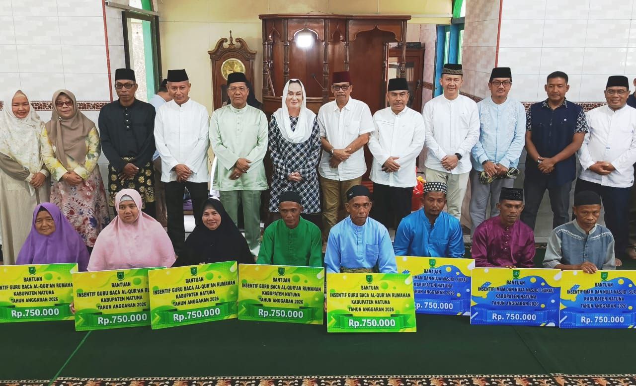 Bupati Natuna Cen Sui Lan menyerahkan bantuan di Desa Tanjung Balai Pulau Tiga