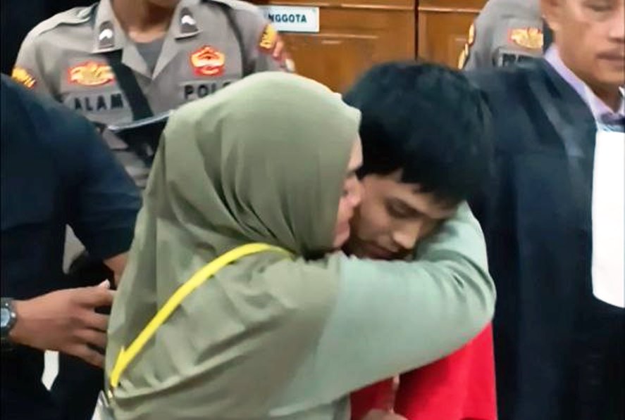 Ibu Fandi Ramadhan, Nirwana langsung memeluk anaknya usai divonis hakim 5 tahun penjara.