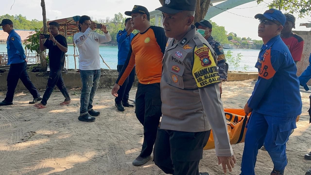 Tim SAR Gabungan mengevakuasi korban terjun dari Jembatan 5 Barelang.