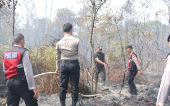 Personel Ditreskrimsus Polda Kepri melakukan olah TKP di lahan bekas terbakar untuk mencari barang bukti penyebab Karhutla di Batam
