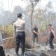 Personel Ditreskrimsus Polda Kepri melakukan olah TKP di lahan bekas terbakar untuk mencari barang bukti penyebab Karhutla di Batam