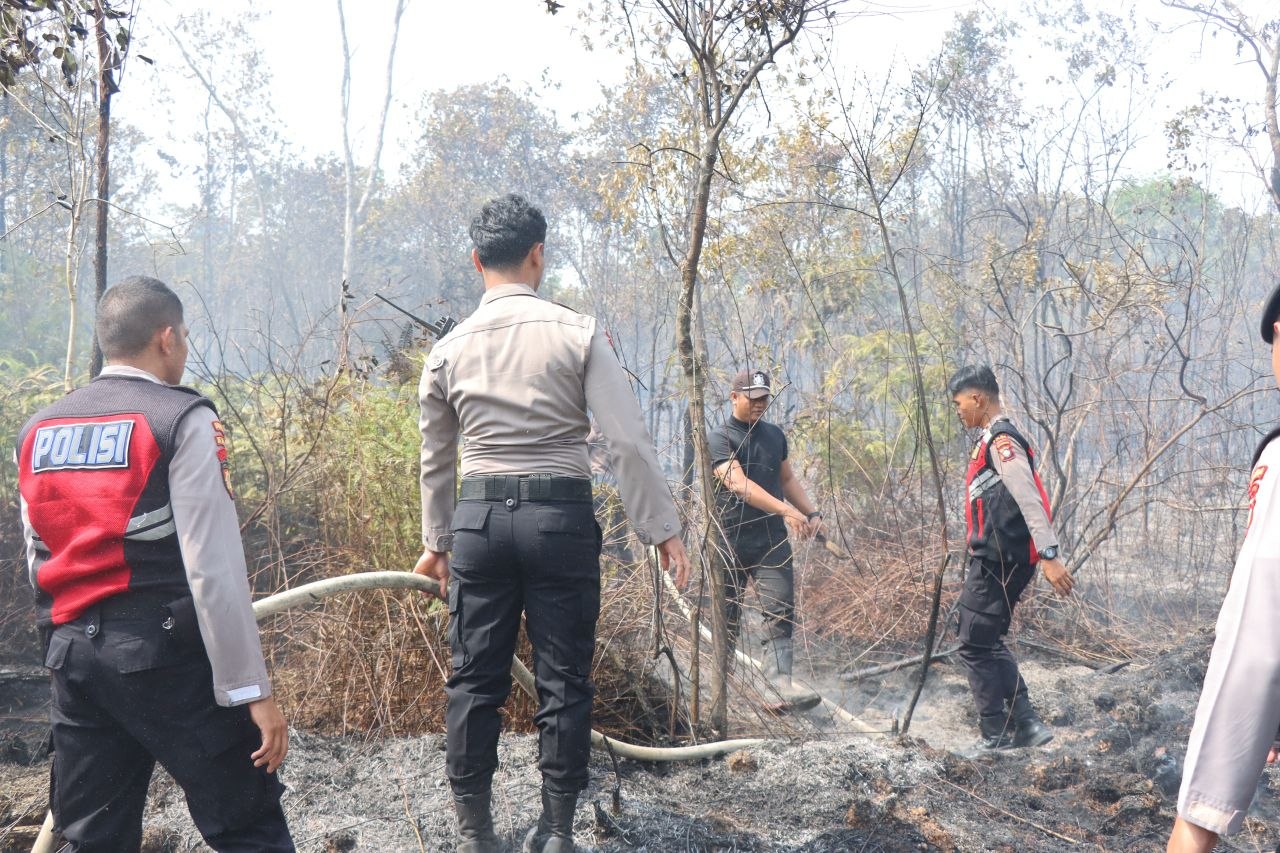 Personel Ditreskrimsus Polda Kepri melakukan olah TKP di lahan bekas terbakar untuk mencari barang bukti penyebab Karhutla di Batam