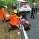 Tim SAR Gabungan Natuna melakukan evakuasi medis pembidaian kaki korban kecelakaan tunggal di Desa Sungai Ulu