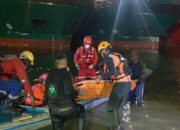 Tim SAR mengevakuasi Yusuf Tangkil, korban selamat kapal terbalik PT ASL Batam di hari ketiga