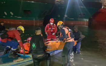 Tim SAR mengevakuasi Yusuf Tangkil, korban selamat kapal terbalik PT ASL Batam di hari ketiga