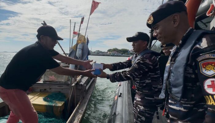 Aksi Humanis TNI AL: Lanal TBK Bagi Takjil dan Bersih-Bersih Pantai di Karimun