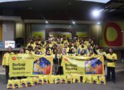 Mitra pengemudi Maxim Indonesia menerima paket sembako dan bantuan BHR Ramadan di kantor operasional