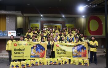 Mitra pengemudi Maxim Indonesia menerima paket sembako dan bantuan BHR Ramadan di kantor operasional