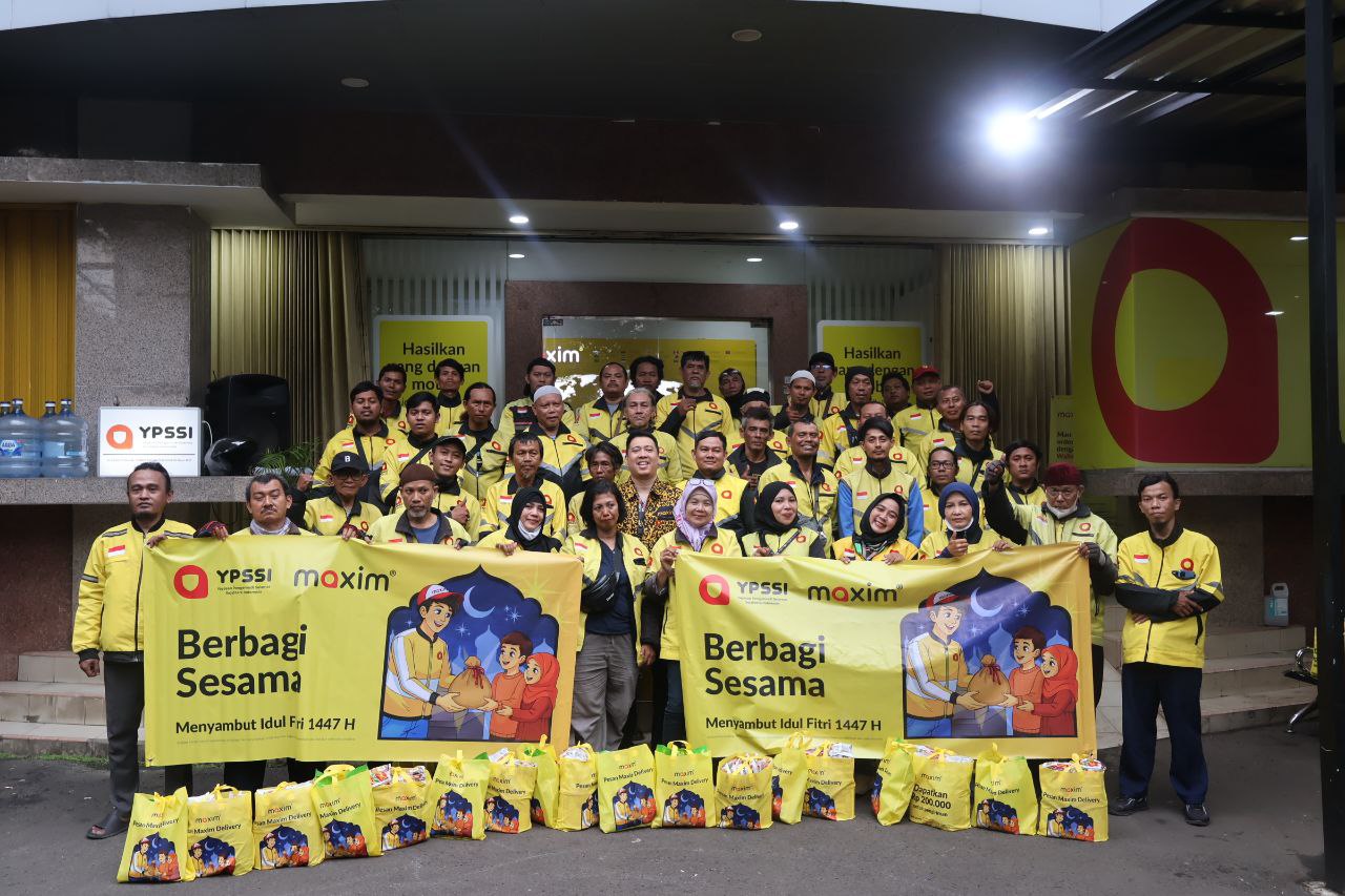 Mitra pengemudi Maxim Indonesia menerima paket sembako dan bantuan BHR Ramadan di kantor operasional