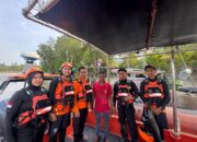 Tim SAR Gabungan mengevakuasi nelayan Syamsir menggunakan RIB di Perairan Karimun Anak setelah dilaporkan hilang kontak.