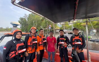 Tim SAR Gabungan mengevakuasi nelayan Syamsir menggunakan RIB di Perairan Karimun Anak setelah dilaporkan hilang kontak.