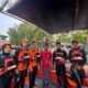 Tim SAR Gabungan mengevakuasi nelayan Syamsir menggunakan RIB di Perairan Karimun Anak setelah dilaporkan hilang kontak.
