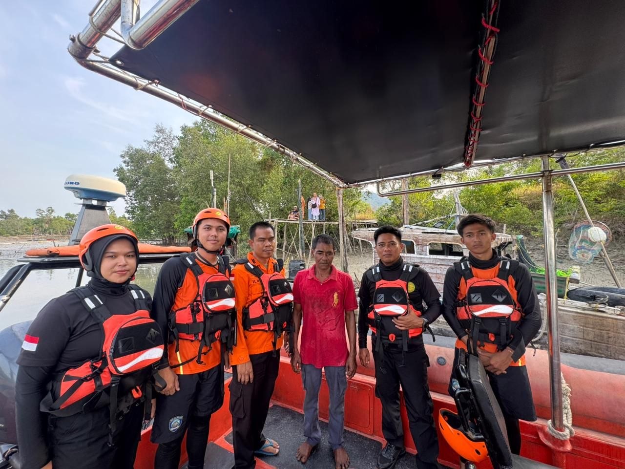 Tim SAR Gabungan mengevakuasi nelayan Syamsir menggunakan RIB di Perairan Karimun Anak setelah dilaporkan hilang kontak.
