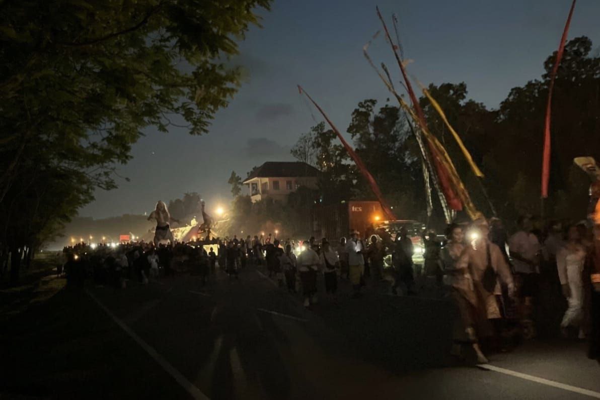 Umat Hindu di Batam mengarak patung Ogoh-Ogoh dalam ritual Tawur Agung Kesanga menjelang Hari Raya Nyepi 2026