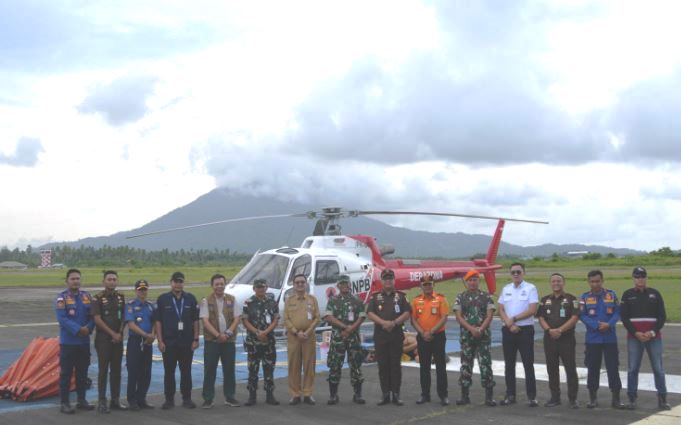 Sekda Natuna dan Danlanud RSA meninjau Helikopter Water Bombing BNPB untuk penanganan Karhutla.