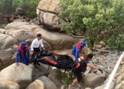 Tim SAR Gabungan mengevakuasi jenazah dari perairan Pulau Asam Karimun menggunakan kantong jenazah.