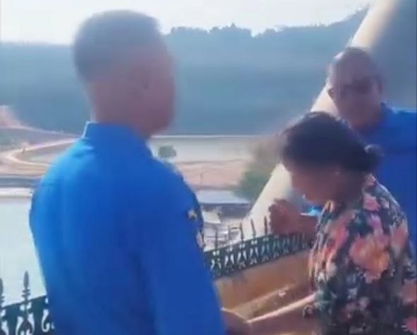 Seorang ibu mencoba melompat dari jembatan barelang