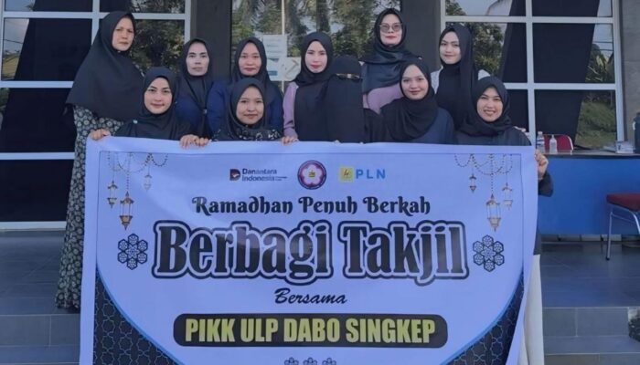 PIKK PLN ULP Dabo Singkep Tebar Kepedulian, Ratusan Paket Takjil Dibagikan untuk Pengguna Jalan