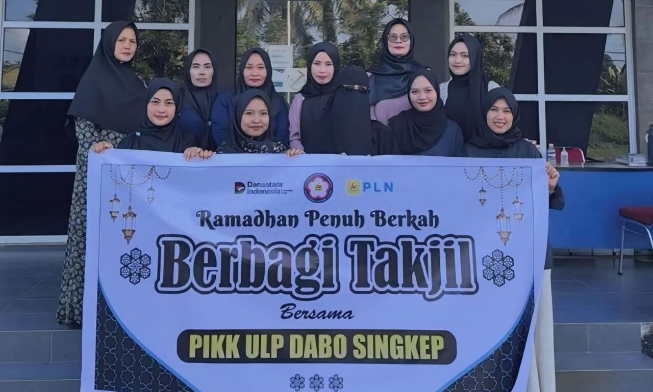 Persatuan Istri Karyawan dan Karyawati (PIKK) PT PLN (Persero) ULP Dabo Singkep bagikan ratusan paket takjil secara gratis.