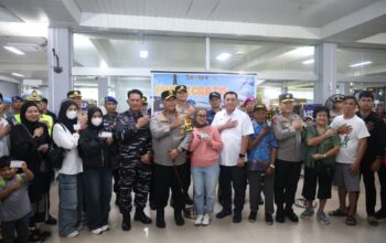 Kapolda Kepri Irjen Pol. Asep Safrudin saat melepas pemudik program Mudik Gratis Presisi 2026 di Pelabuhan Telaga Punggur Batam